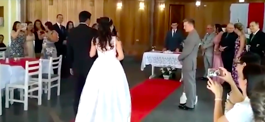 Hilarious Moment Wedding Ceremony Was Interrupted By Loud Sex Noises The Poke 9934